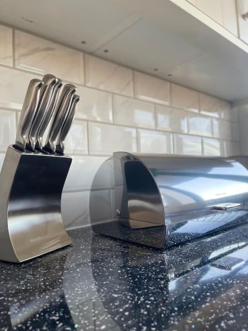 1 Bedroom Apartment - Flitwick - Contractor Friendly - Tourist Ready - Full Kitchen - Wifi - Smart Tv - Sofa Bed - Free Parking - Ideal For Short Or Long Stays Экстерьер фото