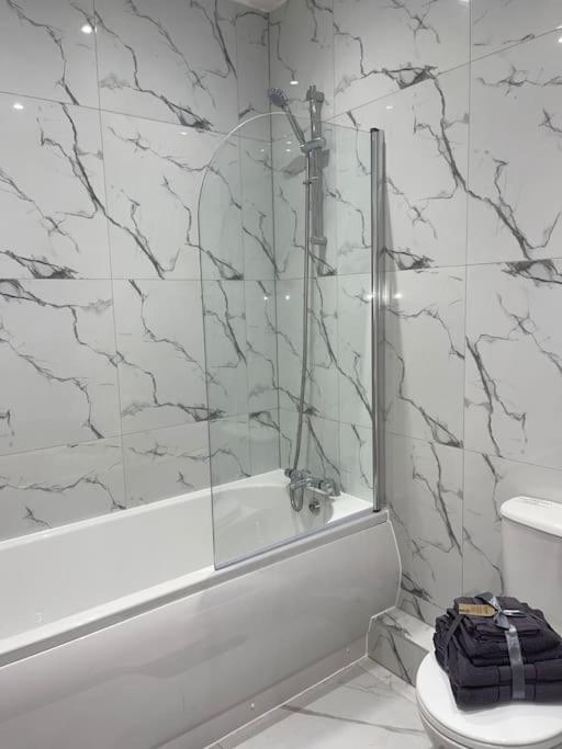 1 Bedroom Apartment - Flitwick - Contractor Friendly - Tourist Ready - Full Kitchen - Wifi - Smart Tv - Sofa Bed - Free Parking - Ideal For Short Or Long Stays Экстерьер фото
